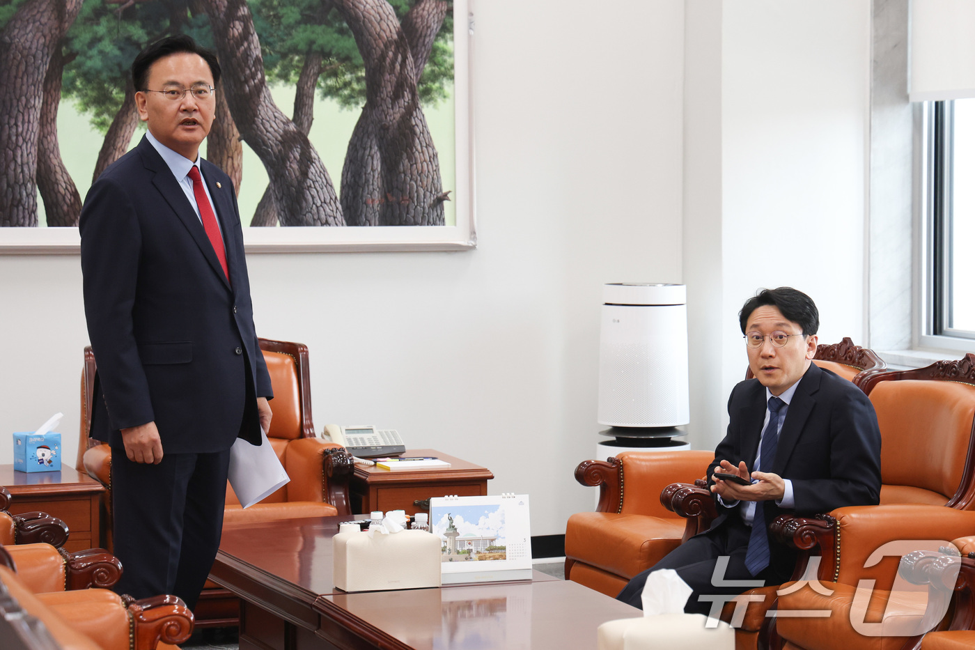 (서울=뉴스1) 신웅수 기자 = 천준호 더불어민주당 원내운영수석부대표와 유상범 국민의힘 원내운영수석부대표가 10일 서울 여의도 국회에서 회동하고 있다. 2026.3.10/뉴스1