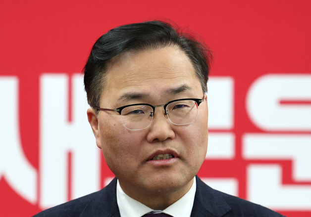 취재진 질문에 답변하는 홍석준 전 의원