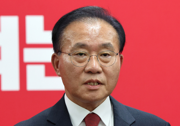 취재진 질문에 답변하는 윤재옥 의원