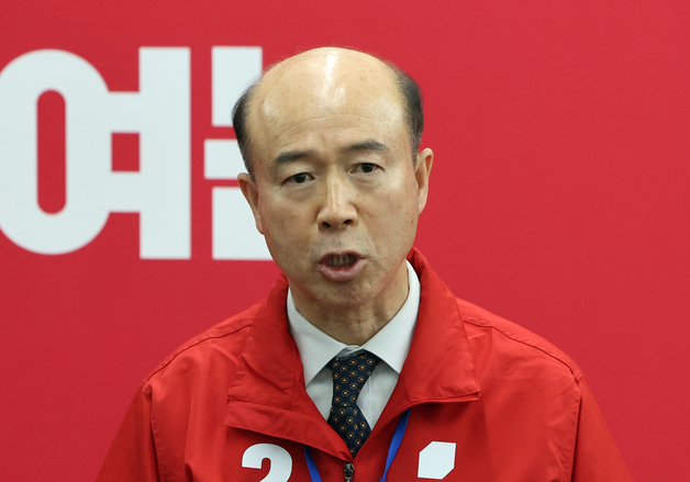 취재진 질문에 답변하는 김한구 전 대의원