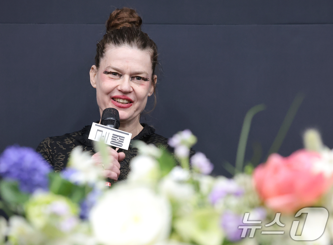 (서울=뉴스1) 권현진 기자 = 서울시발레단 한국 초연작 'Jakie' 안무가 샤론 에얄이 10일 서울 종로구 세종문화회관 예술동에서 열린 내한 기자간담회에서 인사말을 하고 있다. …