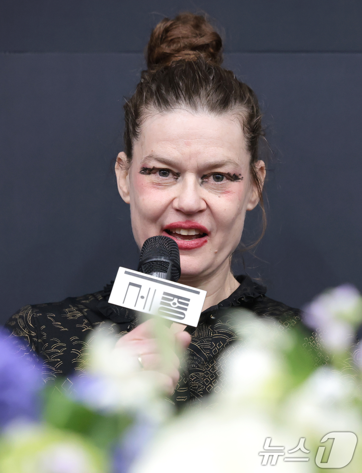 (서울=뉴스1) 권현진 기자 = 서울시발레단 한국 초연작 'Jakie' 안무가 샤론 에얄이 10일 서울 종로구 세종문화회관 예술동에서 열린 내한 기자간담회에서 인사말을 하고 있다. …