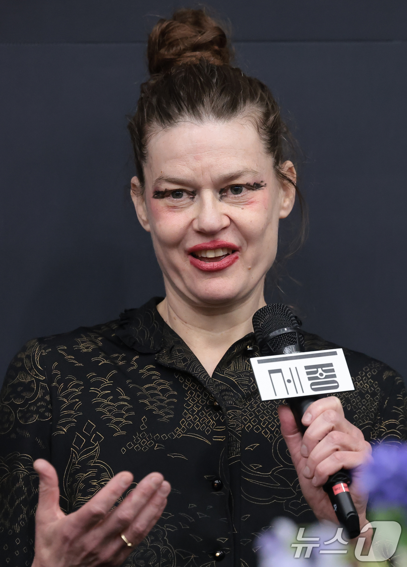 (서울=뉴스1) 권현진 기자 = 서울시발레단 한국 초연작 'Jakie' 안무가 샤론 에얄이 10일 서울 종로구 세종문화회관 예술동에서 열린 내한 기자간담회에서 인사말을 하고 있다. …