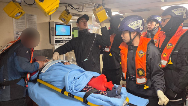 신안 섬마을 80대 응급환자, 해경·소방 공조로 병원 이송
