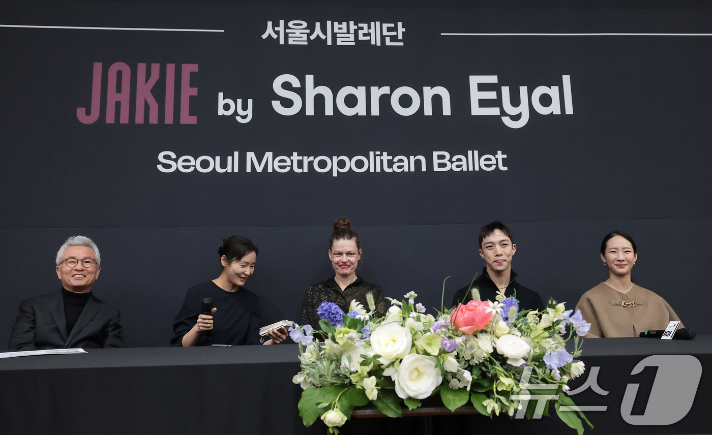(서울=뉴스1) 권현진 기자 = 안호상 세종문화회관 사장(왼쪽부터)과 통역사 김진, 안무가 샤론 에얄, 무용수 남윤승, 김여진이 10일 서울 종로구 세종문화회관 예술동에서 열린 서 …