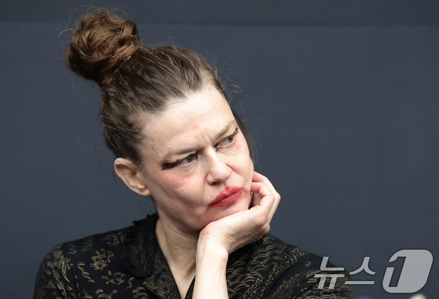 (서울=뉴스1) 권현진 기자 = 서울시발레단 한국 초연작 'Jakie' 안무가 샤론 에얄이 10일 서울 종로구 세종문화회관 예술동에서 열린 내한 기자간담회에서 생각에 잠겨 있다. …