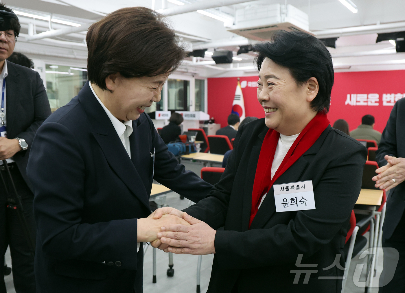 (서울=뉴스1) 김진환 기자 = 6·3 지방선거 경기도지사 공천 후보로 나선 양향자 최고위원과 서울시장 공천 후보로 나선 윤희숙 전 의원(오른쪽)이 10일 서울 영등포구 여의도 국 …