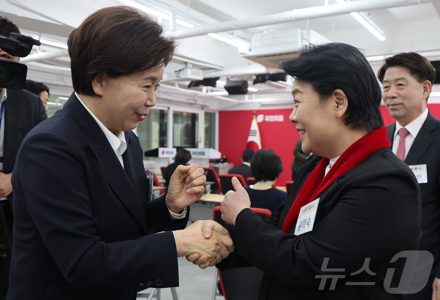 (서울=뉴스1) 김진환 기자 = 6·3 지방선거 경기도지사 공천 후보로 나선 양향자 최고위원과 서울시장 공천 후보로 나선 윤희숙 전 의원(오른쪽)이 10일 서울 영등포구 여의도 국 …