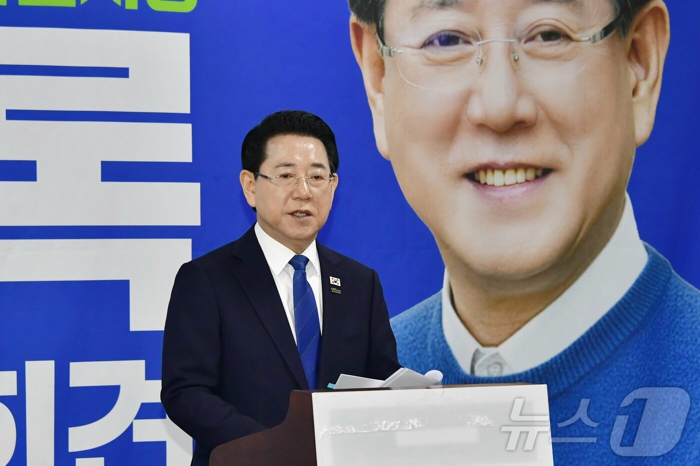 본문 이미지 - 전남광주특별시장 선거에 출마한 김영록 전남지사가 10일 오전 광주시의회 브리핑룸에서 출마 기자회견을 하고 있다.(독자제공. 재배포 및 DB 금지)