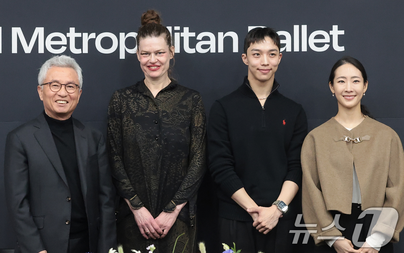 (서울=뉴스1) 권현진 기자 = 안호상 세종문화회관 사장(왼쪽부터)과 안무가 샤론 에얄, 무용수 남윤승, 김여진이 10일 서울 종로구 세종문화회관 예술동에서 열린 서울시발레단 한국 …