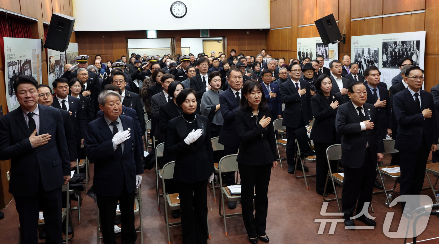 (서울=뉴스1) 김명섭 기자 = 10일 서울 강남구 도산안창호기념관 강당에서 열린 도산안창호선생 서거 제88주기 추모식에서 참석자들이 국기에 대한 경례를 하고 있다. 2026.3. …