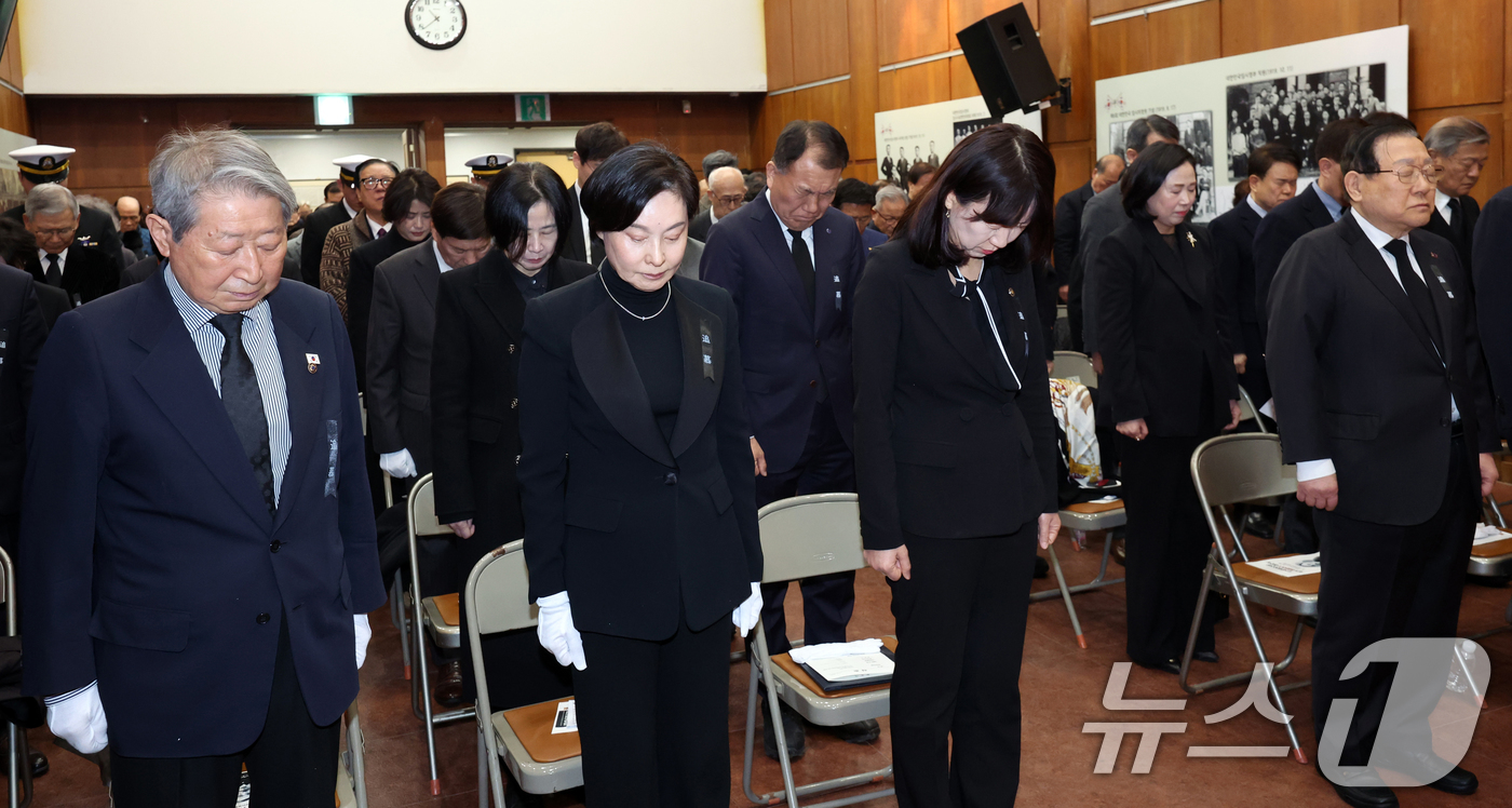 (서울=뉴스1) 김명섭 기자 = 10일 서울 강남구 도산안창호기념관 강당에서 열린 도산안창호선생 서거 제88주기 추모식에서 참석자들이 묵념을 하고 있다. 2026.3.10/뉴스1