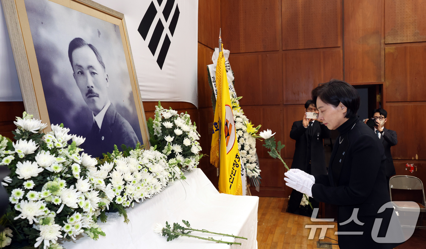 (서울=뉴스1) 김명섭 기자 = 서명옥 국민의힘 국회의원이 10일 서울 강남구 도산안창호기념관 강당에서 열린 도산안창호선생 서거 제88주기 추모식에서 헌화를 하고 있다.  2026 …