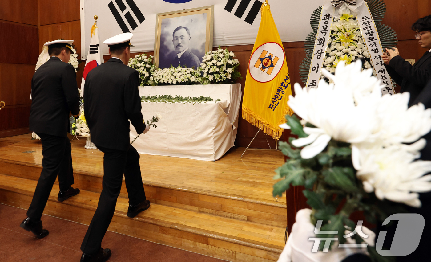 (서울=뉴스1) 김명섭 기자 = 10일 서울 강남구 도산안창호기념관 강당에서 열린 도산안창호선생 서거 제88주기 추모식에서 도산안창호함 승조원들이 헌화를 하고 있다.  2026.3 …