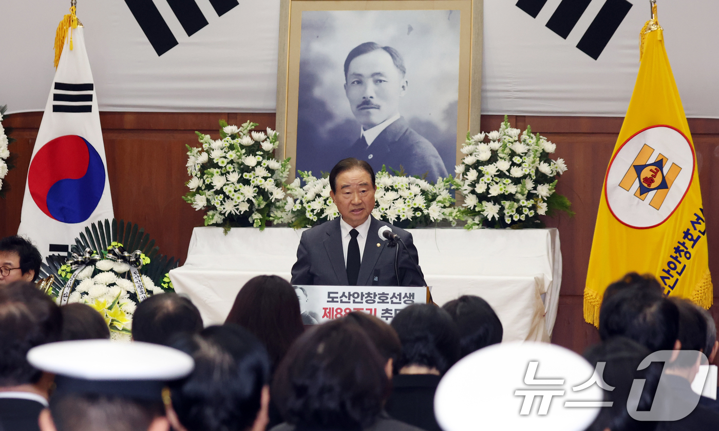 (서울=뉴스1) 김명섭 기자 = 이명우 전 평안남도지사가 10일 서울 강남구 도산안창호기념관 강당에서 열린 도산안창호선생 서거 제88주기 추모식에서 약전봉독을 하고 있다. 2026 …