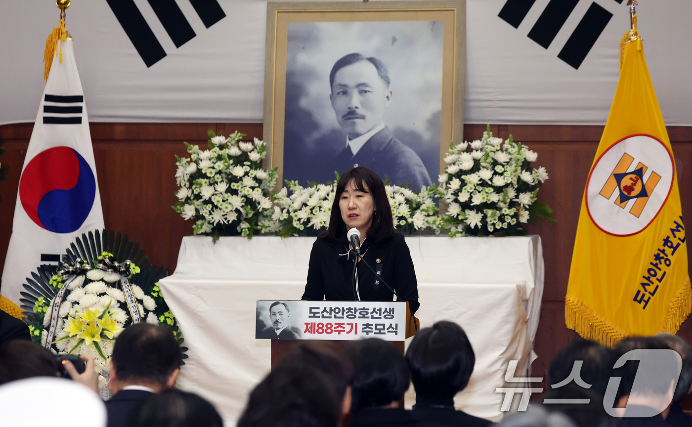 (서울=뉴스1) 김명섭 기자 = 강윤진 국가보훈부 차관이 10일 서울 강남구 도산안창호기념관 강당에서 열린 도산안창호선생 서거 제88주기 추모식에서 추모사를 하고 있다. 2026. …