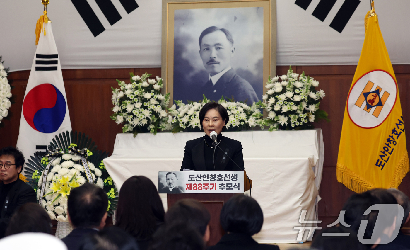 (서울=뉴스1) 김명섭 기자 = 서명옥 국민의힘 국회의원이 10일 서울 강남구 도산안창호기념관 강당에서 열린 도산안창호선생 서거 제88주기 추모식에서 추모사를 하고 있다. 2026 …
