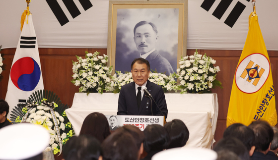 추모사하는 김전승 흥사단 이사장