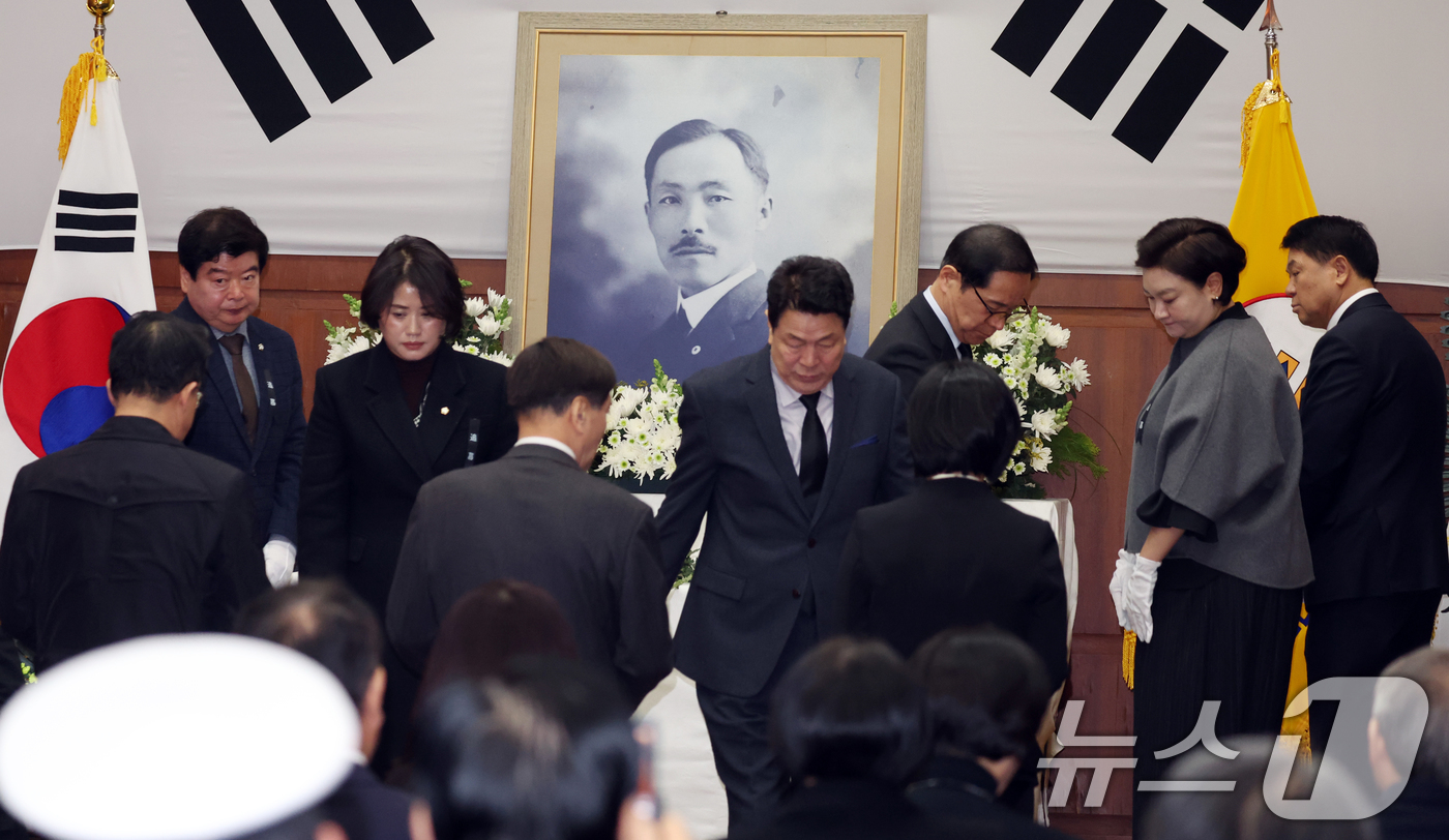 (서울=뉴스1) 김명섭 기자 = 10일 서울 강남구 도산안창호기념관 강당에서 열린 도산안창호선생 서거 제88주기 추모식에서 참석자들이 헌화를 하고 있다. 2026.3.10/뉴스1