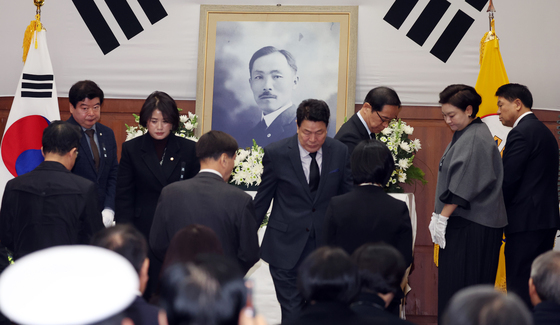 도산 안창호 선생 추모식에서 헌화