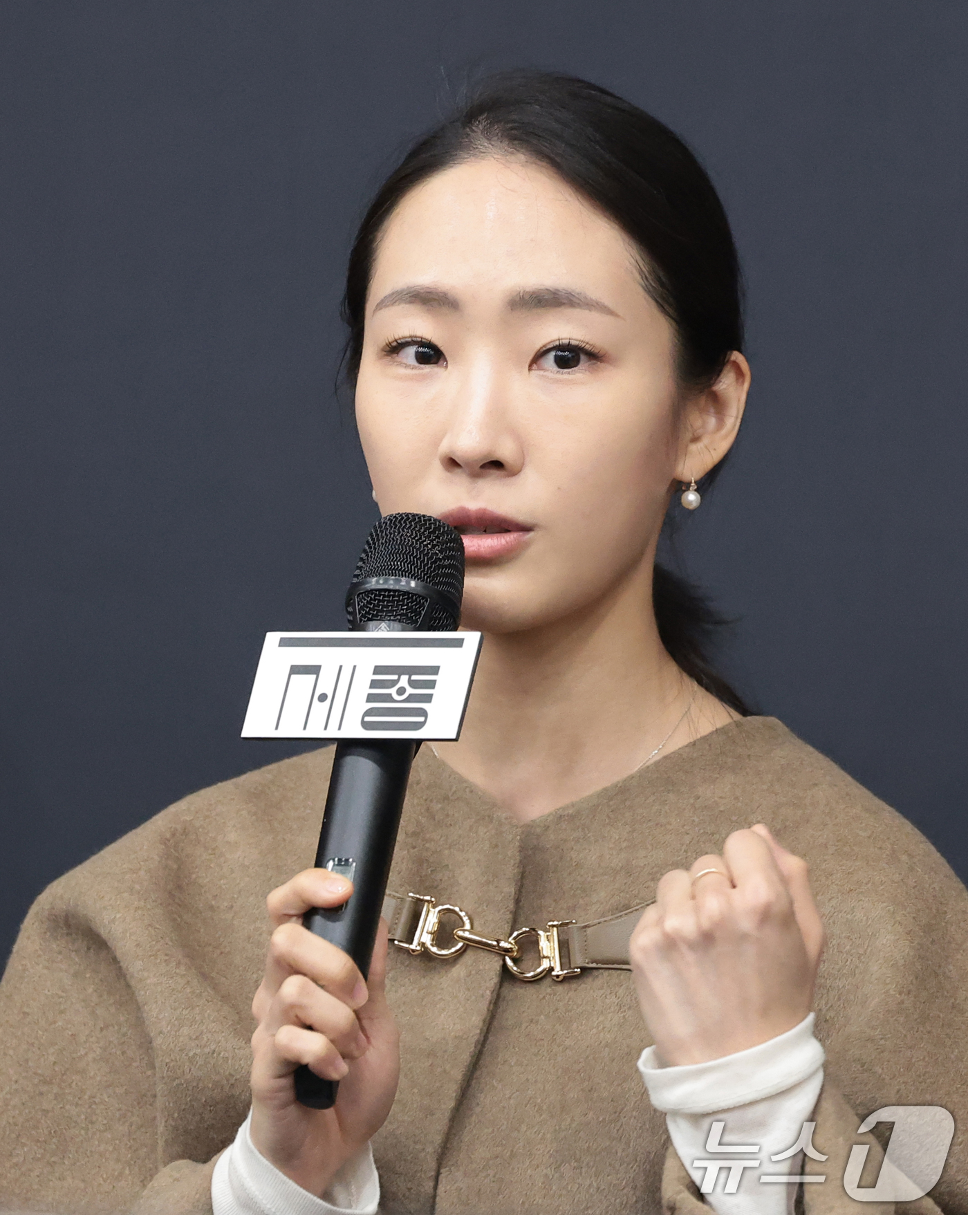 (서울=뉴스1) 권현진 기자 = 무용수 김여진이 10일 서울 종로구 세종문화회관 예술동에서 열린 서울시발레단 한국 초연작 'Jakie' 안무가 샤론 에얄 내한 기자간담회에서 인사말 …