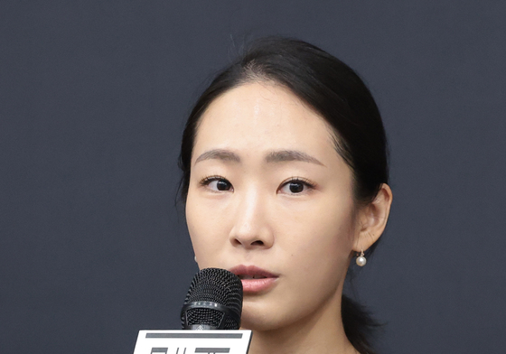 인사말 하는 무용수 김여진