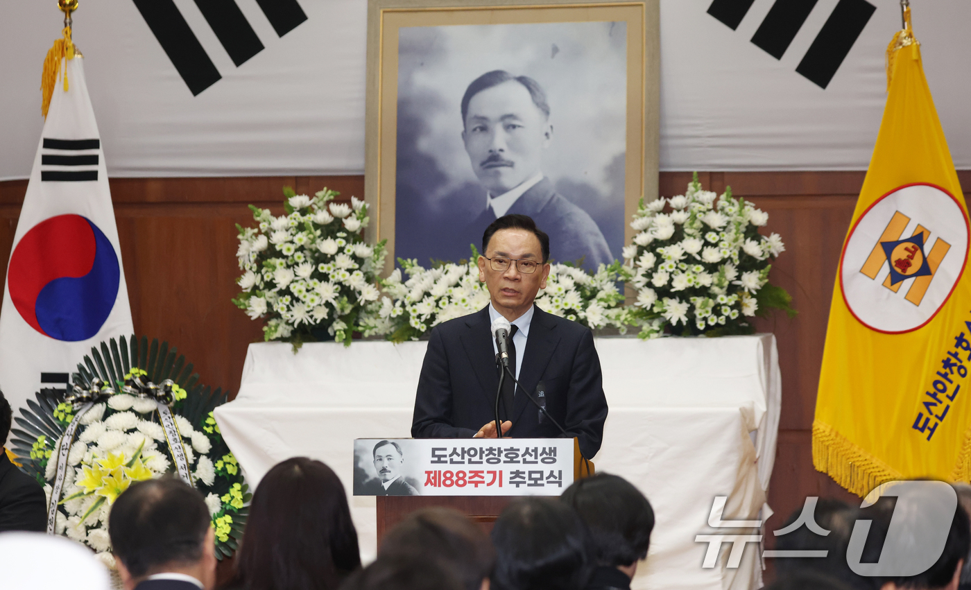 (서울=뉴스1) 김명섭 기자 = 조성명 강남구청장이 10일 서울 강남구 도산안창호기념관 강당에서 열린 도산안창호선생 서거 제88주기 추모식에서 추모사를 하고 있다. 2026.3.1 …