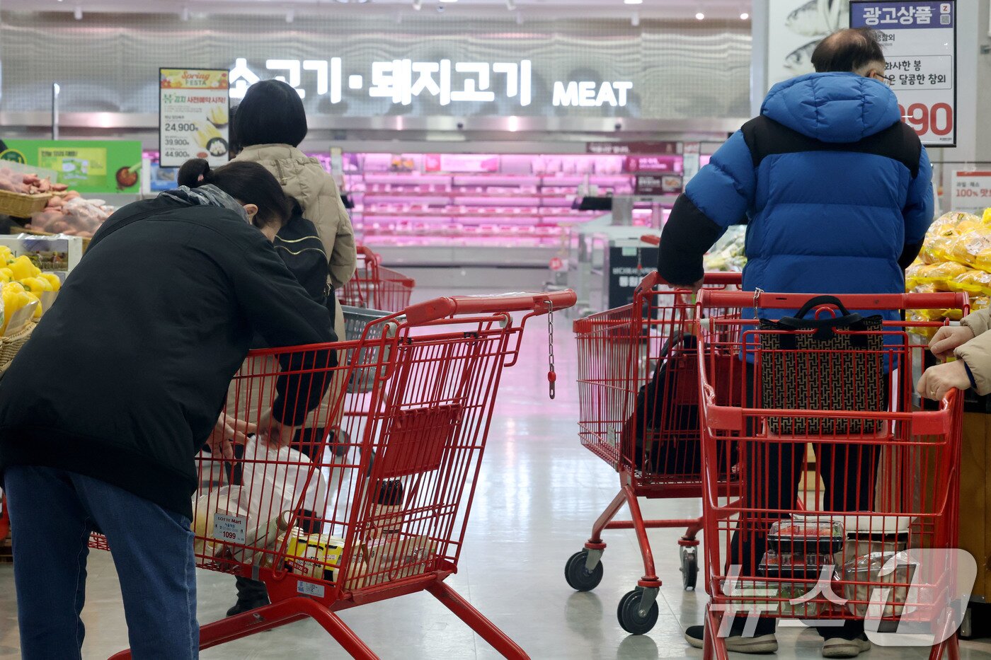 본문 이미지 - 중동 사태로 유가가 치솟으며 밥상물가 상승 우려가 커지고 있는 10일 서울의 한 대형마트를 찾은 시민들이 장을 보고 있다. 2026.3.10 ⓒ 뉴스1 이광호 기자