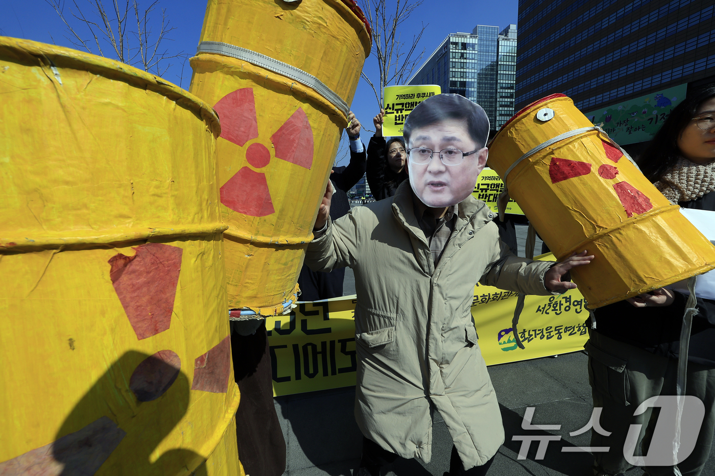 (서울=뉴스1) 박정호 기자 = 환경운동연합 활동가들이 10일 오전 서울 종로구 광화문 광장에서 가진 ‘후쿠시마 핵사고 15년: 신규 핵발전소, 어디에도 안 된다’ 기자회견에서 김 …