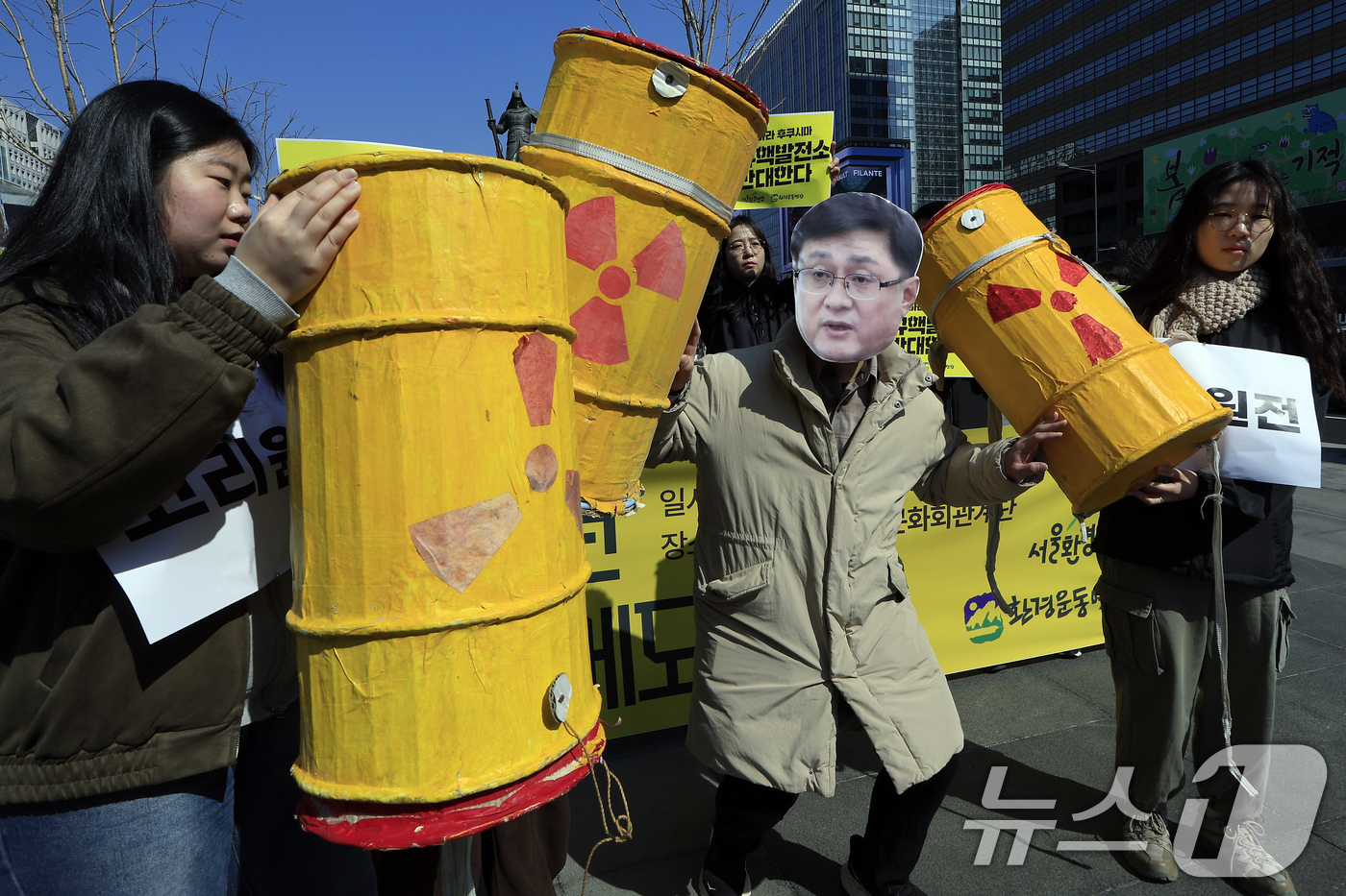 (서울=뉴스1) 박정호 기자 = 환경운동연합 활동가들이 10일 오전 서울 종로구 광화문 광장에서 가진 ‘후쿠시마 핵사고 15년: 신규 핵발전소, 어디에도 안 된다’ 기자회견에서 김 …