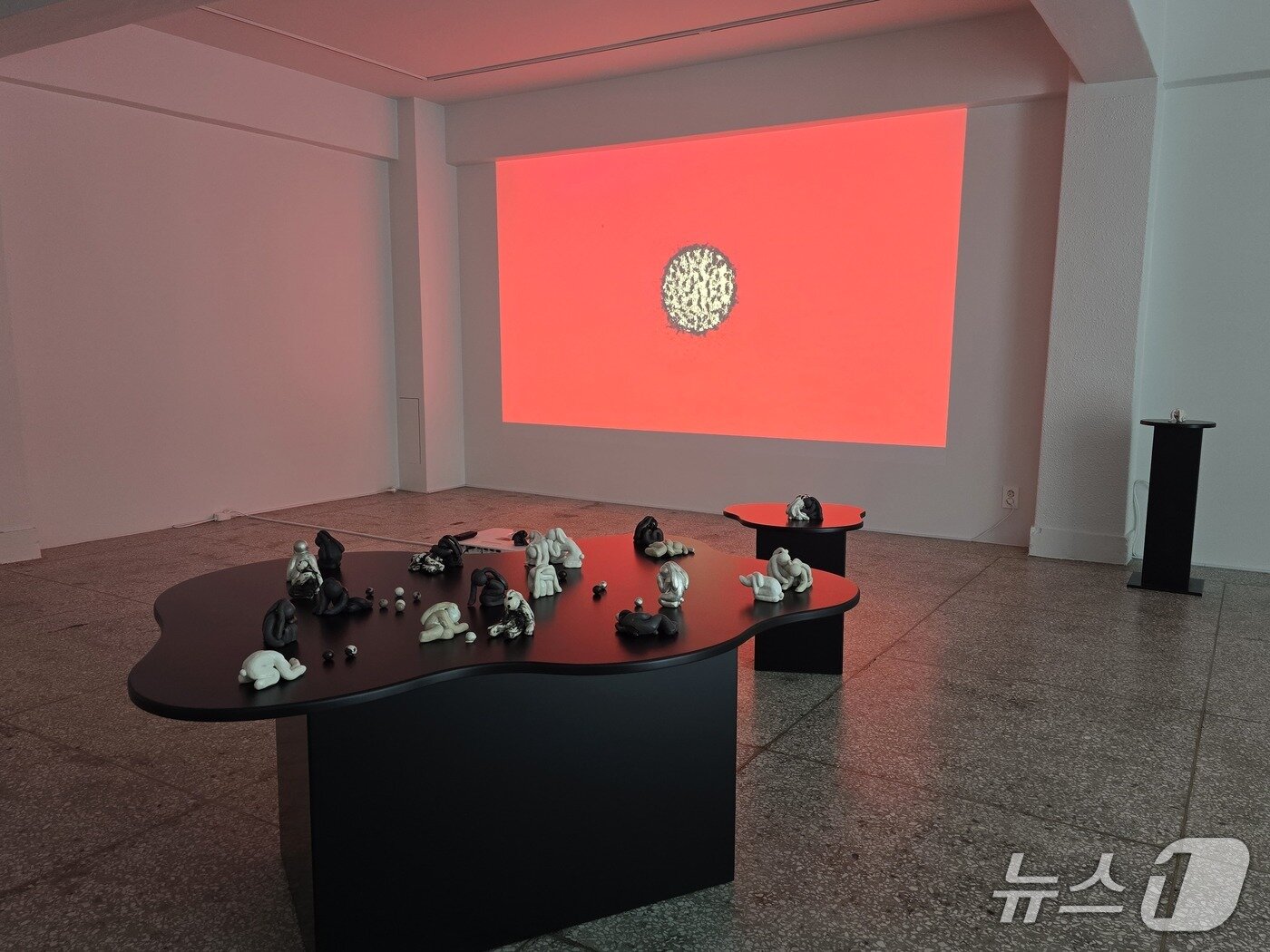 본문 이미지 - 그레이스 나윤 리(이나윤) 작가가 신작 전시 '돈트 스피크'(Don't Speak) 전시 전경. ⓒ 뉴스1 김정한 기자