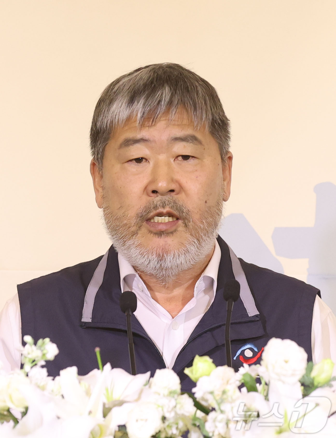 (서울=뉴스1) 김도우 기자 = 김동명 한국노총 위원장이 10일 서울 영등포구 한국노총 웨딩여율리에서 열린 '한국노총 창립 제80주년 기념식 및 후원의 날'에서 기념사를 하고 있다 …