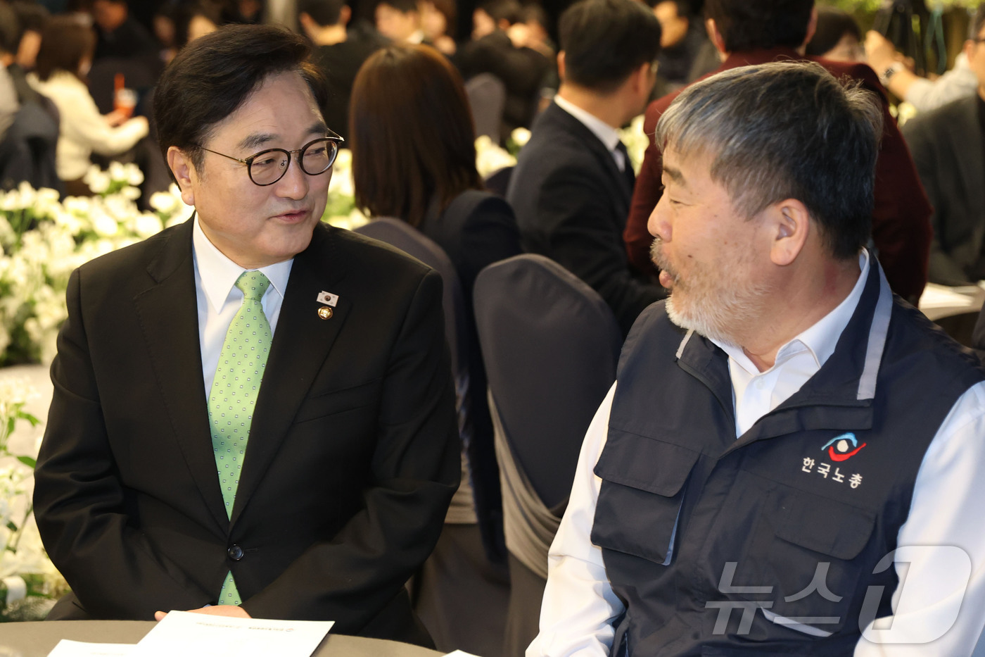 (서울=뉴스1) 김도우 기자 = 우원식 국회의장(왼쪽)과 김동명 한국노총 위원장이 10일 서울 영등포구 한국노총 웨딩여율리에서 열린 '한국노총 창립 제80주년 기념식 및 후원의 날 …