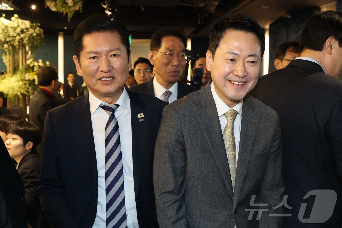 (서울=뉴스1) 김도우 기자 = 정청래 더불어민주당 대표와 장동혁 국민의힘 대표가 10일 서울 영등포구 한국노총 웨딩여율리에서 열린 '한국노총 창립 제80주년 기념식 및 후원의 날 …