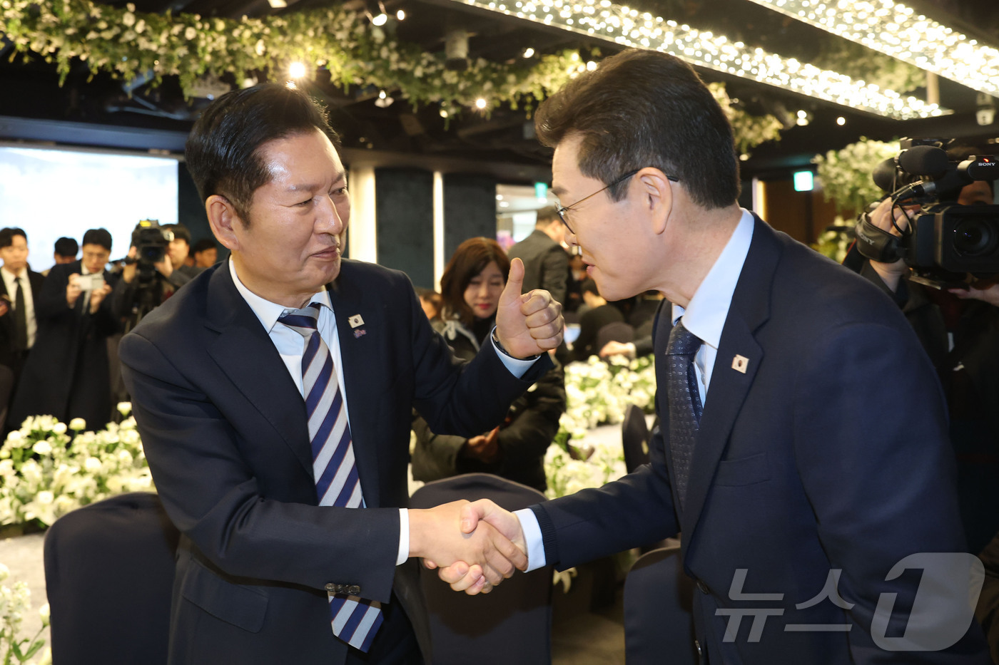 (서울=뉴스1) 김도우 기자 = 정청래 더불어민주당 대표와 정원오 더불어민주당 서울시장 예비후보가 10일 서울 영등포구 한국노총 웨딩여율리에서 열린 '한국노총 창립 제80주년 기념 …