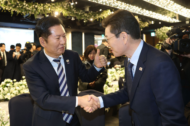 악수하는 정청래 대표와 정원오 서울시장 예비후보