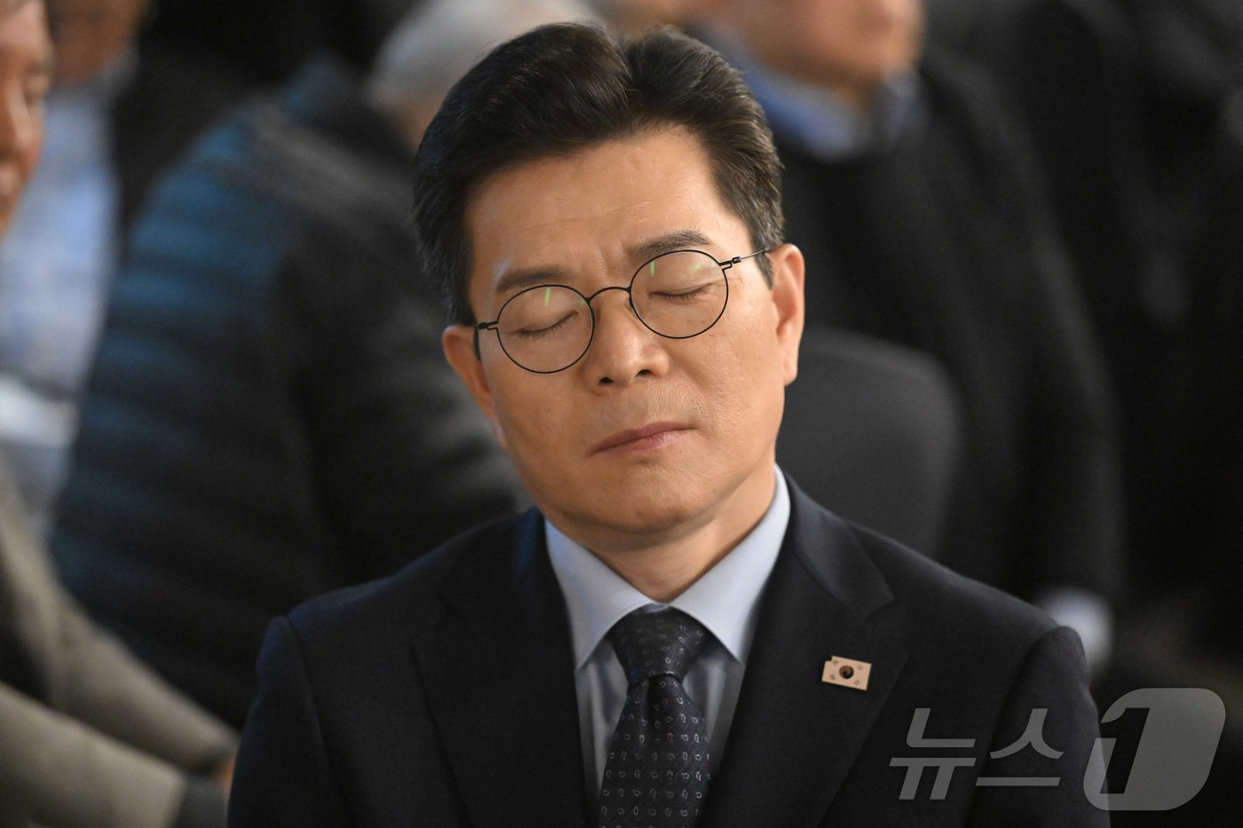 (서울=뉴스1) 김도우 기자 = 정원오 더불어민주당 서울시장 예비후보가 10일 오전 서울 여의도 한국노총에서 열린 한국노총 창립 80주년 기념식에 참석해 잠시 눈을 감고 생각에 잠 …