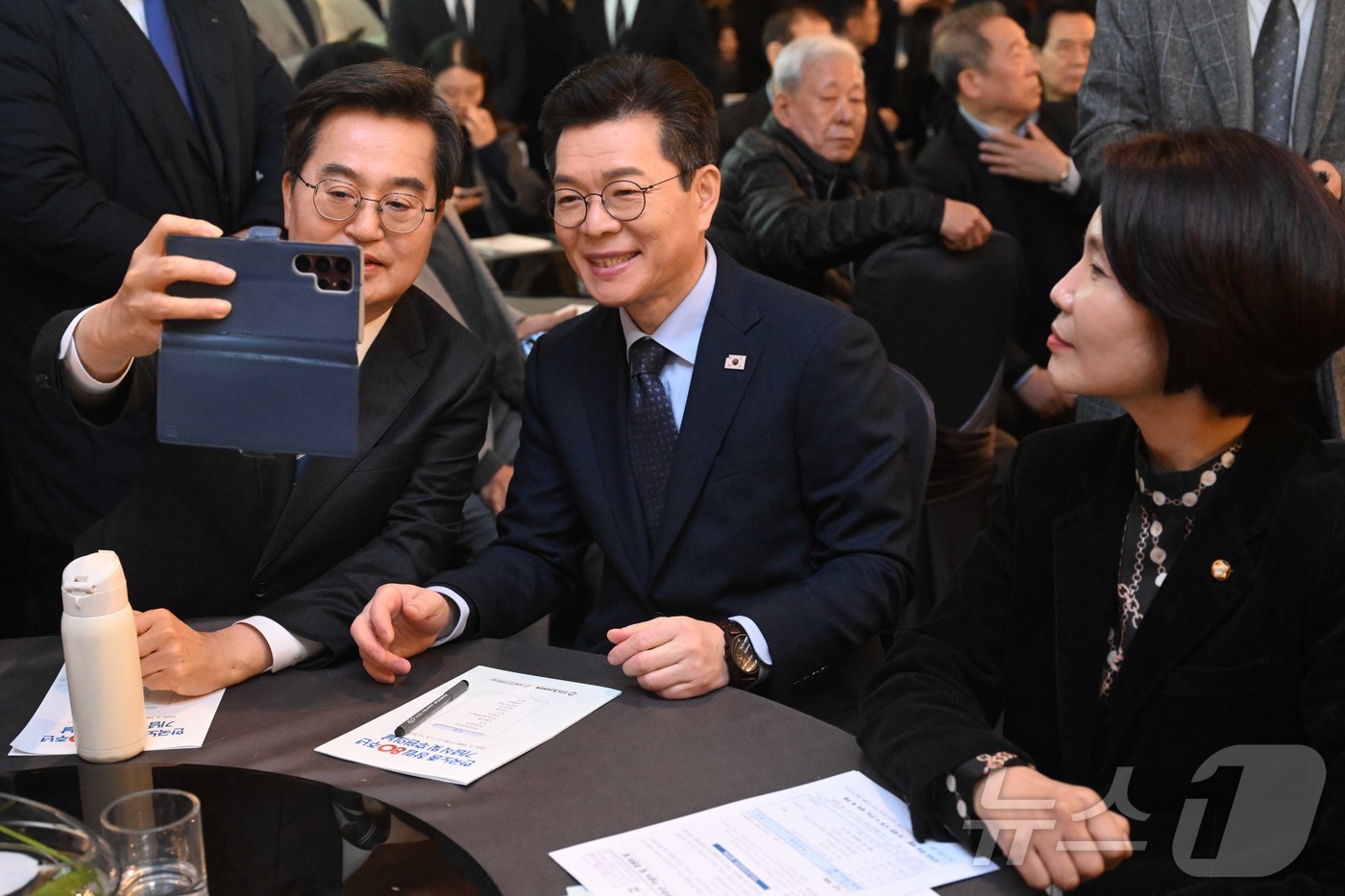 (서울=뉴스1) 김도우 기자 = 김동연 경기지사와 정원오 더불어민주당 서울시장 예비후보, 한정애 더불어민주당 의원이 10일 오전 서울 여의도 한국노총에서 열린 한국노총 창립 80주 …