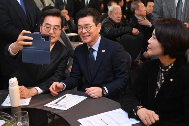 기념촬영하는 김동연·정원오·한정애