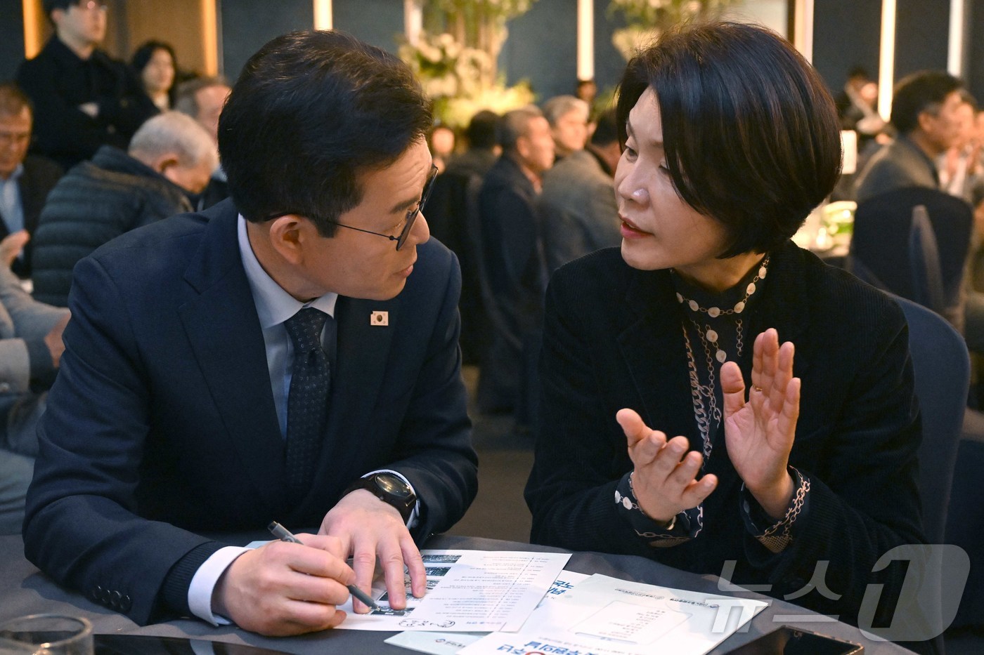 (서울=뉴스1) 김도우 기자 = 정원오 더불어민주당 서울시장 예비후보와 한정애 더불어민주당 의원이 10일 오전 서울 여의도 한국노총에서 열린 한국노총 창립 80주년 기념식에 참석해 …