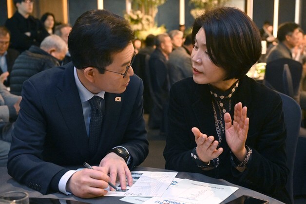 대화하는 정원오 예비후보와 한정애 의원