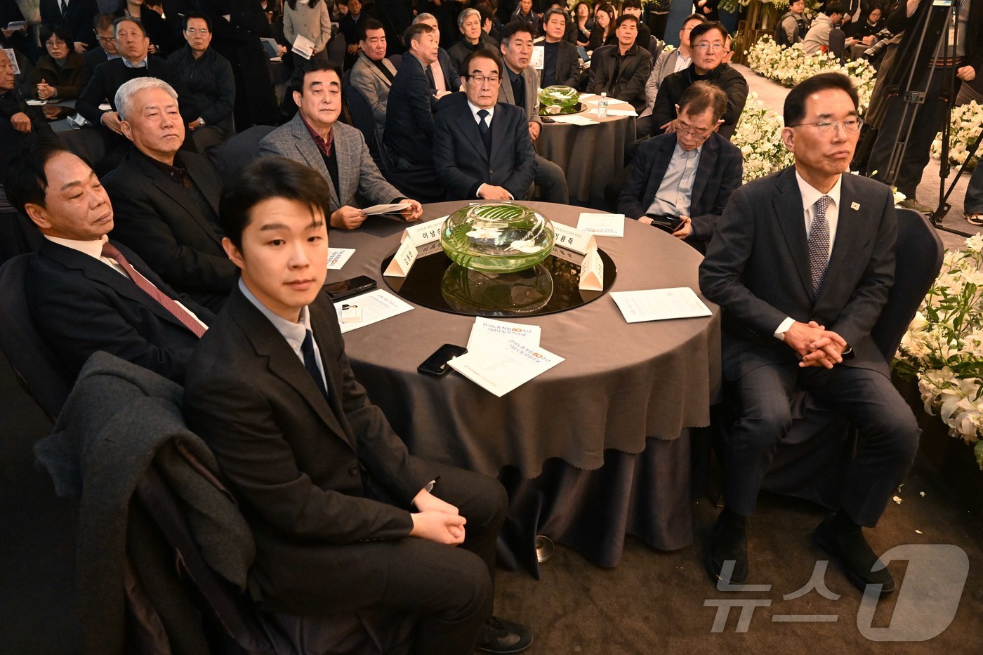 (서울=뉴스1) 김도우 기자 = 한국노총 역대 위원장들을 비롯한 내빈들이 10일 오전 서울 여의도 한국노총에서 열린 한국노총 창립 80주년 기념식에 참석해 자리하고 있다. 김주영 …