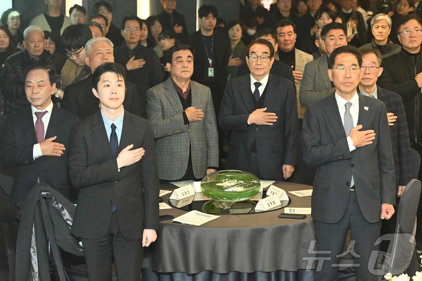 (서울=뉴스1) 김도우 기자 = 한국노총 역대 위원장들을 비롯한 내빈들이 10일 오전 서울 여의도 한국노총에서 열린 한국노총 창립 80주년 기념식에 참석해 국민의례를 하고 있다. …