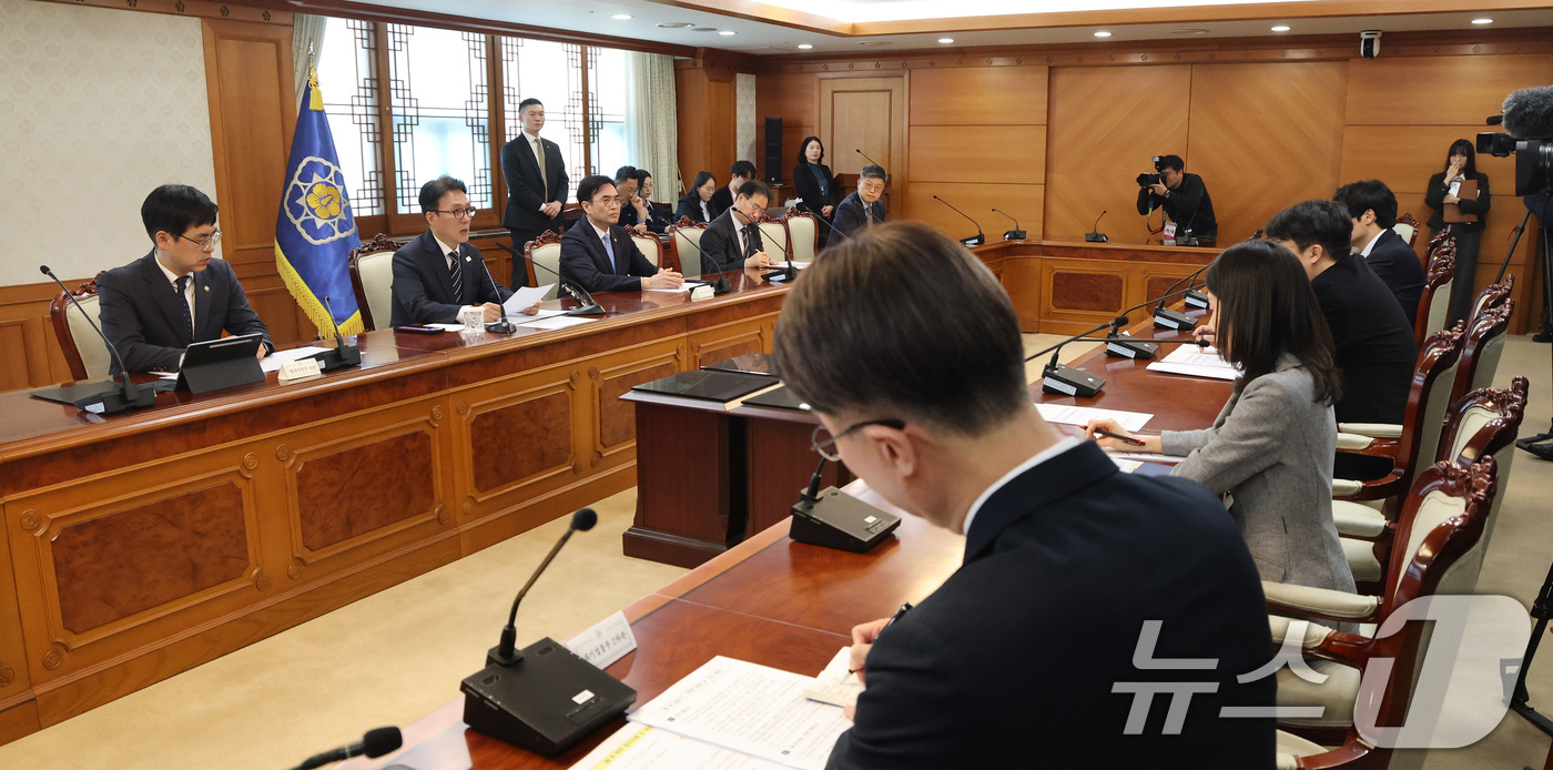 (서울=뉴스1) 임세영 기자 = 김민석 국무총리가 10일 서울 종로구 정부서울청사에서 열린 UN AI 허브 유치지원 TF회의에서 모두발언을 하고 있다. 2026.3.10/뉴스1