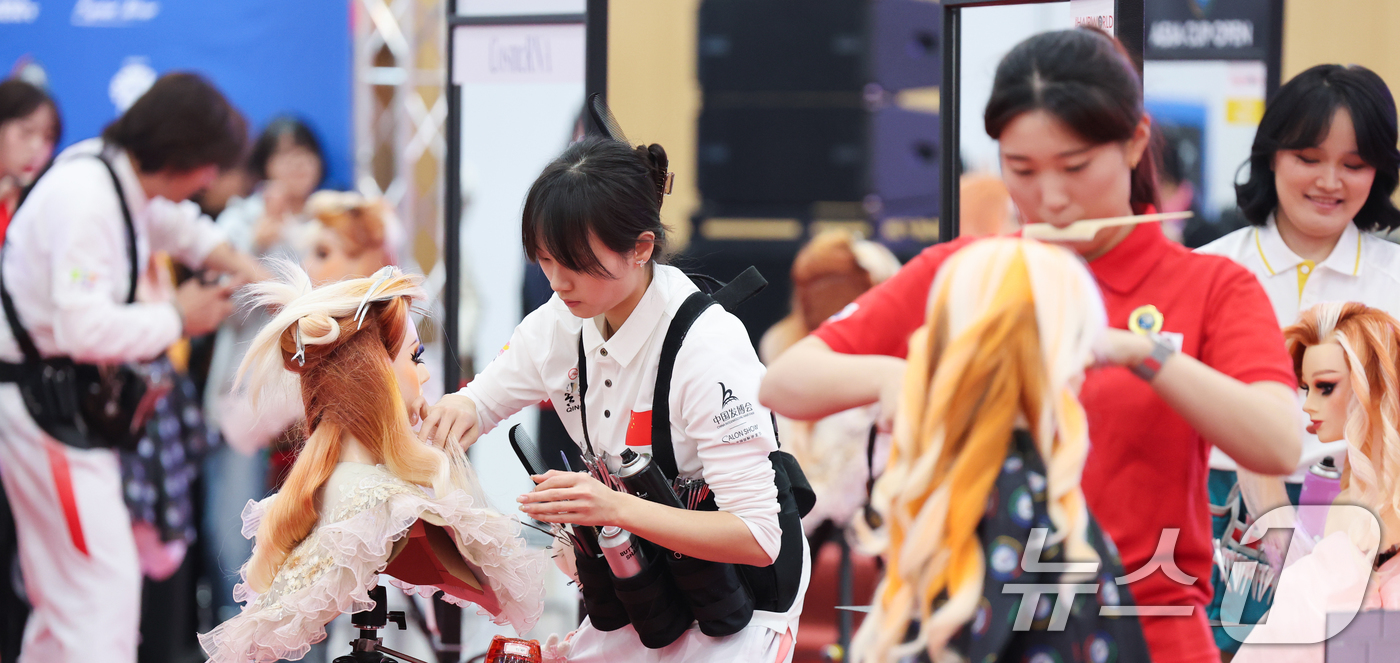 (대전=뉴스1) 김기태 기자 = 10일 대전 유성구 대전컨벤션센터(DCC)에서 열린 2026 대전 뷰티 엑스포 '2026 OMC 아시아컵 오픈 & 인터뷰티페어 코리아'에 참가한 선 …