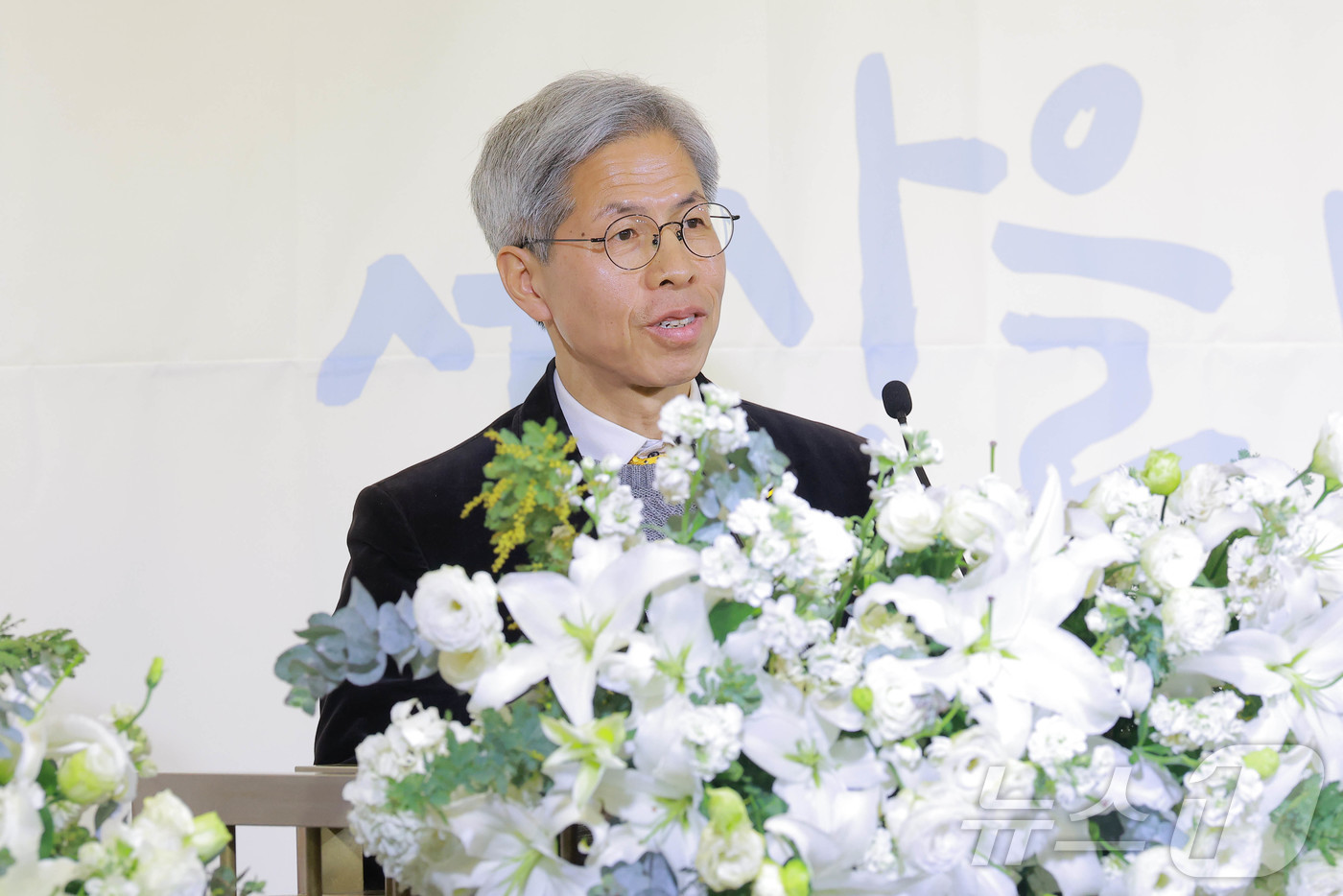 (서울=뉴스1) 김도우 기자 = 권영국 정의당 대표가 10일 오전 서울 여의도 한국노총 5층 웨딩여율리에서 열린 '한국노총 창립 제80주년 기념식'에서 축사를 하고 있다. (공동취 …