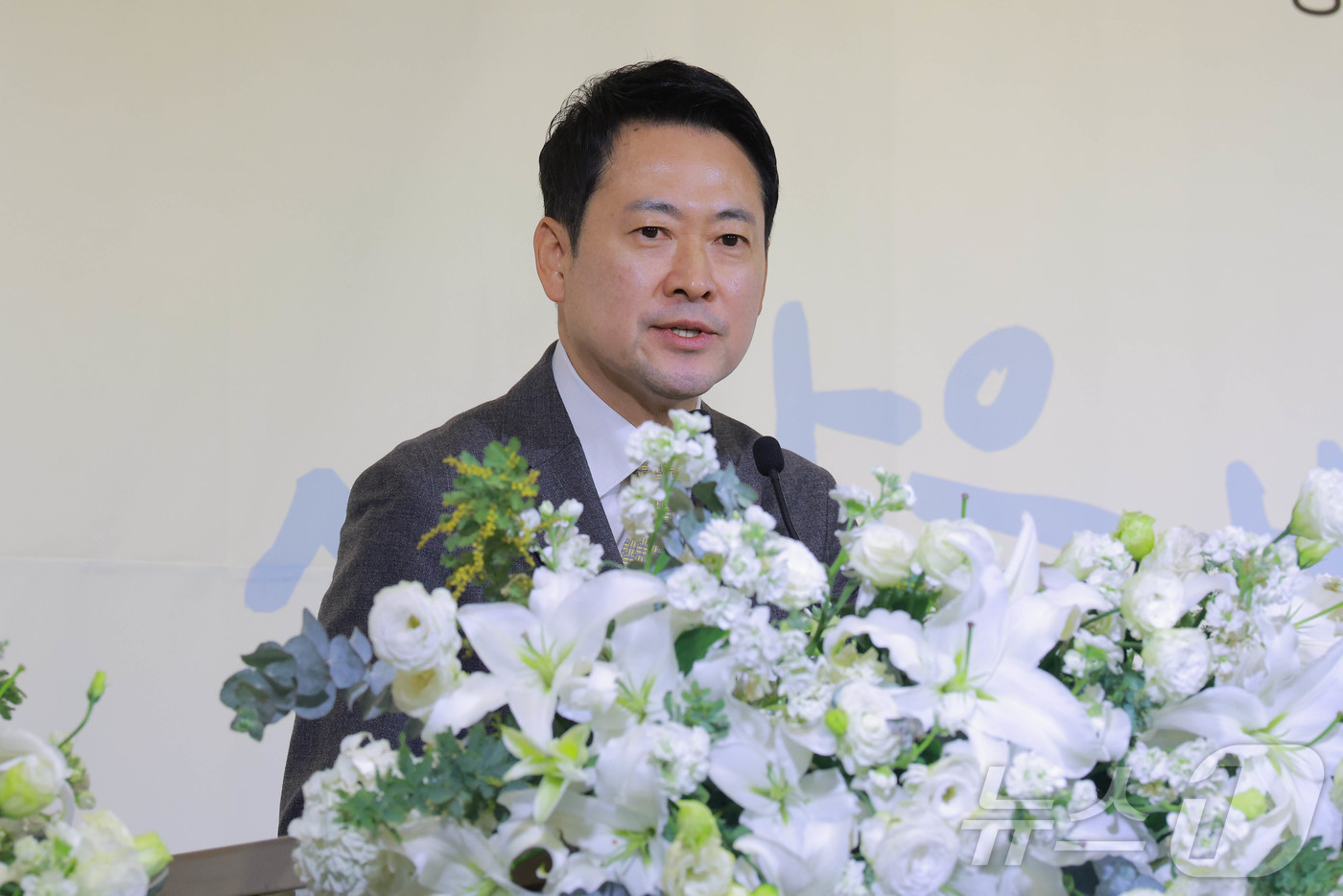 (서울=뉴스1) 김도우 기자 = 장동혁 국민의힘 대표가 10일 오전 서울 여의도 한국노총 5층 웨딩여율리에서 열린 '한국노총 창립 제80주년 기념식'에서 축사를 하고 있다. (공동 …