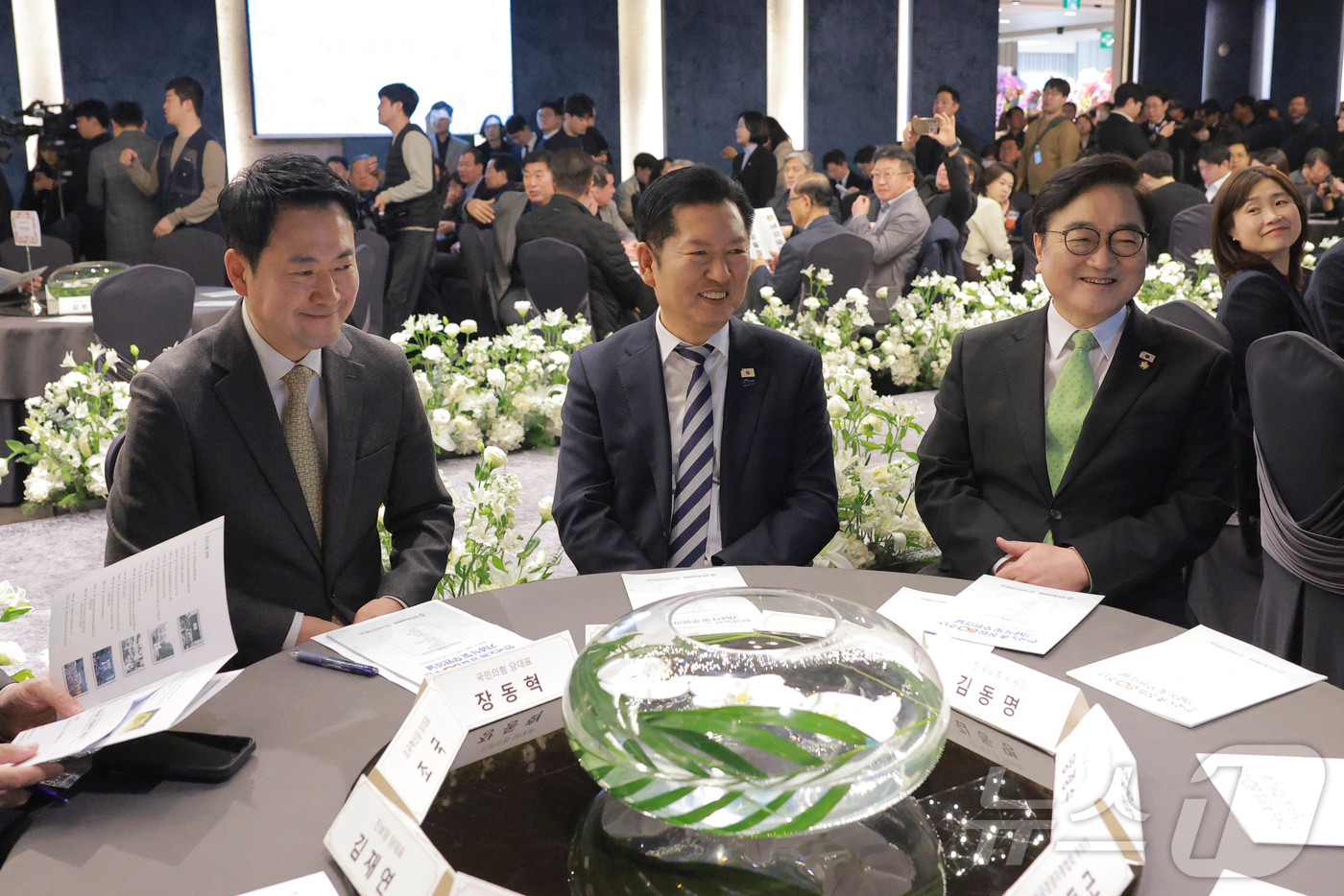 (서울=뉴스1) 김도우 기자 = 우원식 국회의장과 정청래 더불어민주당 대표, 장동혁 국민의힘 대표가 10일 오전 서울 여의도 한국노총 5층 웨딩여율리에서 열린 '한국노총 창립 제8 …