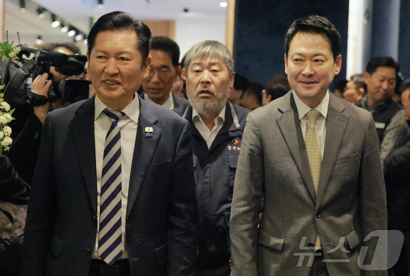 (서울=뉴스1) 김도우 기자 = 정청래 더불어민주당 대표와 장동혁 국민의힘 대표가 10일 오전 서울 여의도 한국노총 5층 웨딩여율리에서 열린 '한국노총 창립 제80주년 기념식'에 …