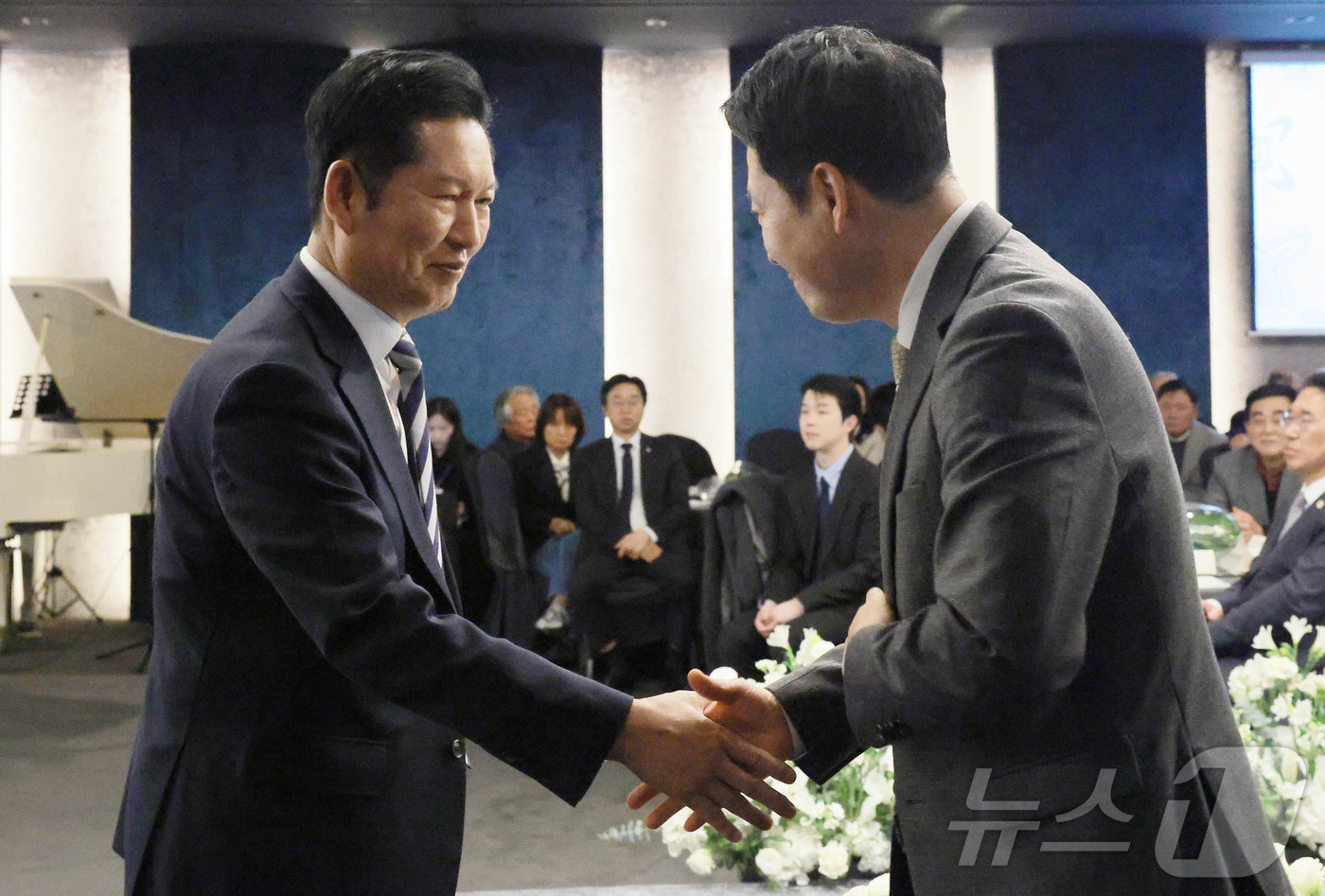 (서울=뉴스1) 김도우 기자 = 정청래 더불어민주당 대표와 장동혁 국민의힘 대표가 10일 오전 서울 여의도 한국노총 5층 웨딩여율리에서 열린 '한국노총 창립 제80주년 기념식'에서 …